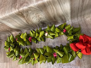 GRADUATION FRESH T LEAVES LEI